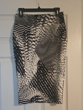 Thalia Sodi Black and White Abstract Print Pencil Skirt
